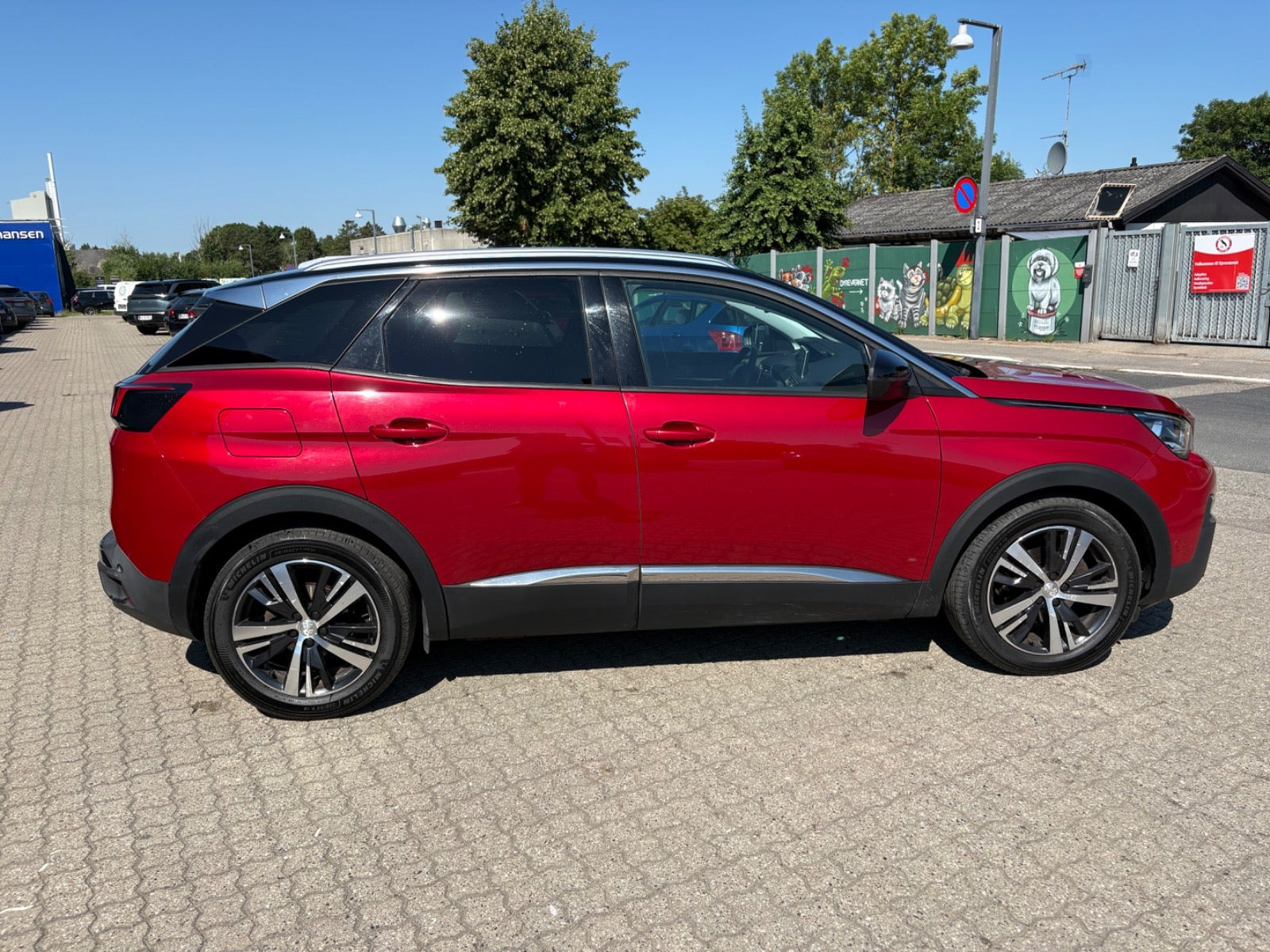 Rød Peugeot 3008 fra 2017