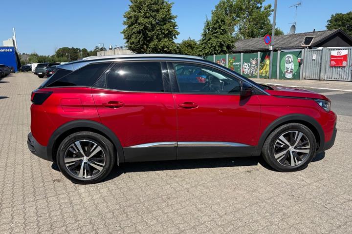 Rød Peugeot 3008 fra 2017