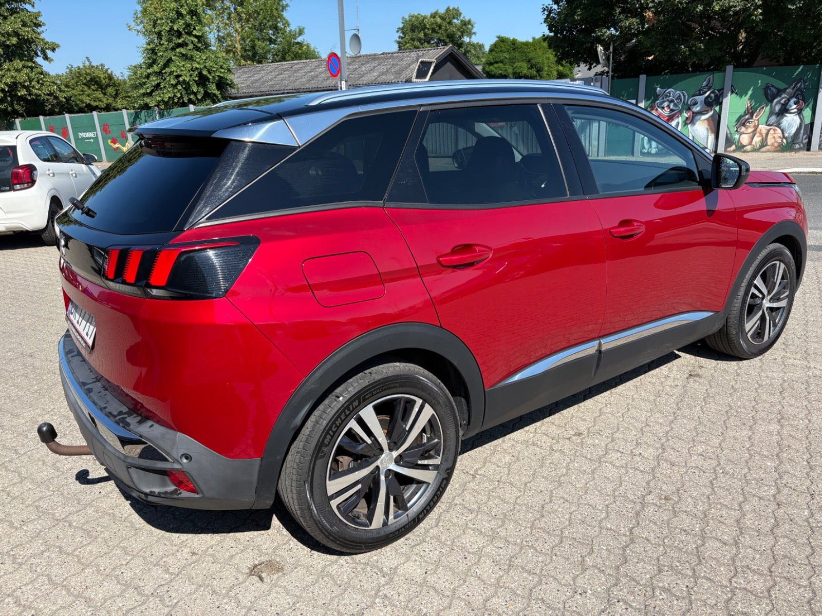 Rød Peugeot 3008 fra 2017