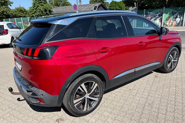 Rød Peugeot 3008 fra 2017