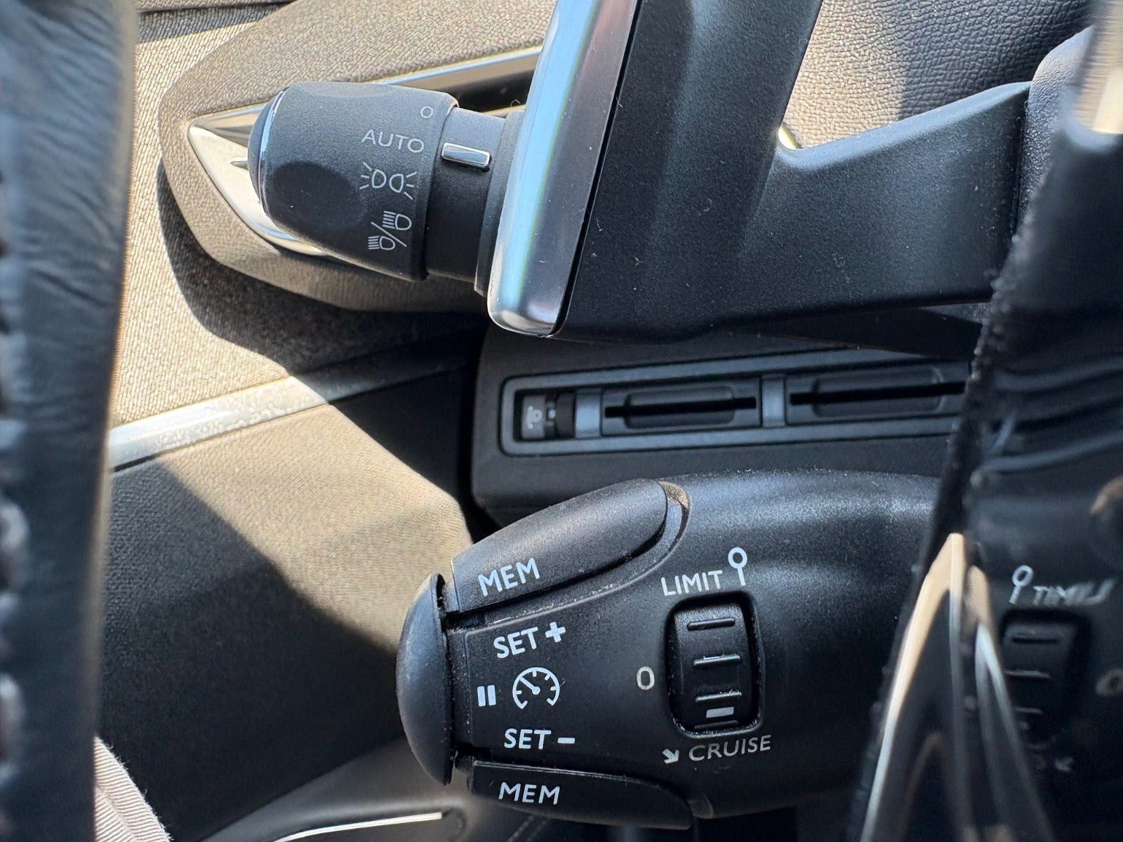 Rød Peugeot 3008 fra 2017