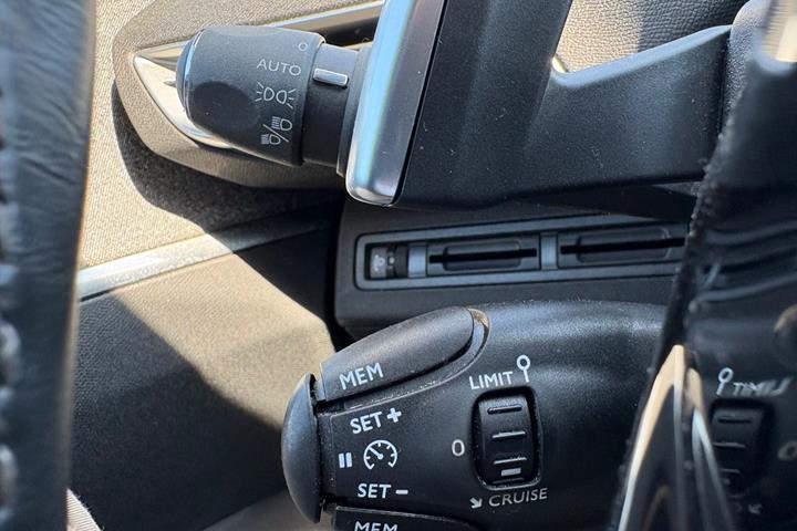 Rød Peugeot 3008 fra 2017