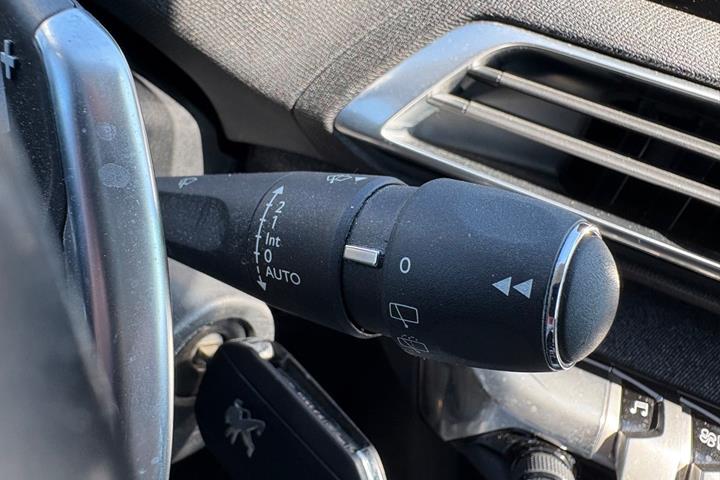 Rød Peugeot 3008 fra 2017