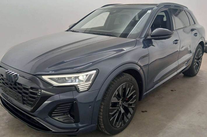 Blå Audi Q8 e-tron fra 2024