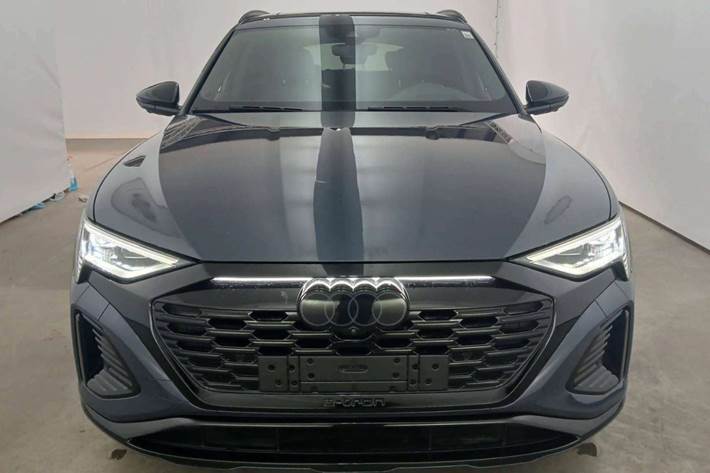 Blå Audi Q8 e-tron fra 2024
