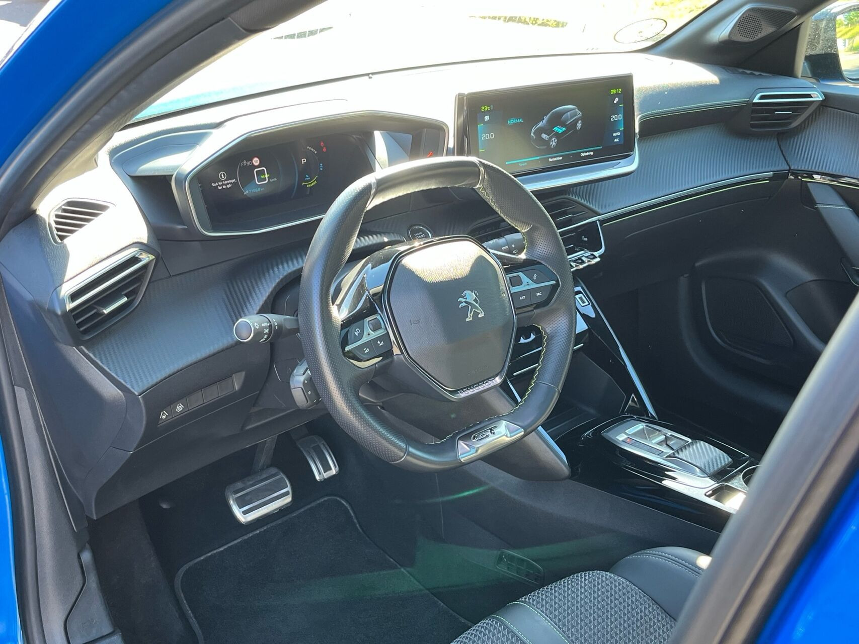 Blå Peugeot e-208 fra 2022
