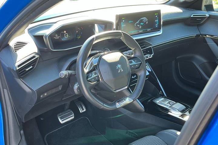 Blå Peugeot e-208 fra 2022