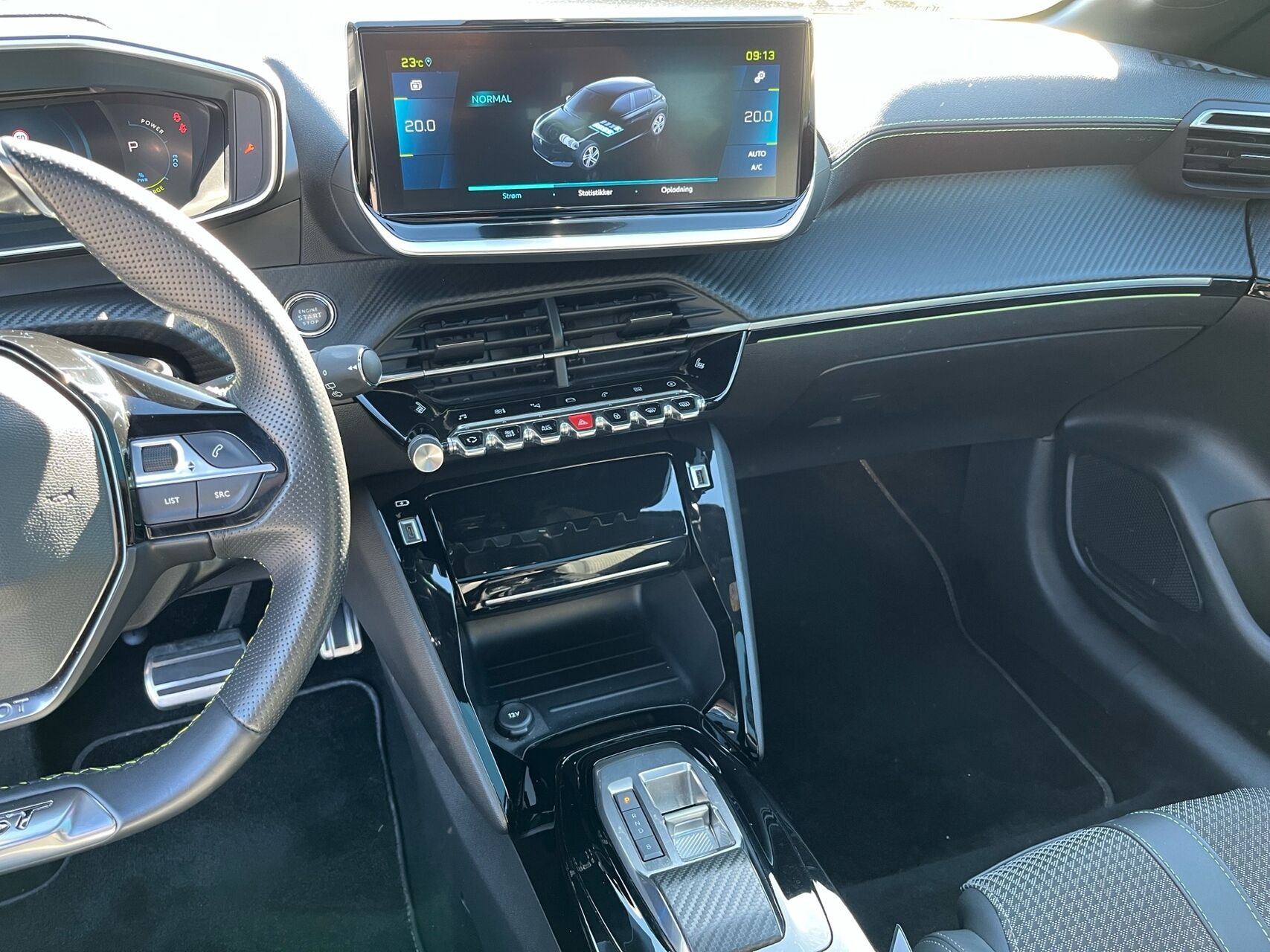 Blå Peugeot e-208 fra 2022