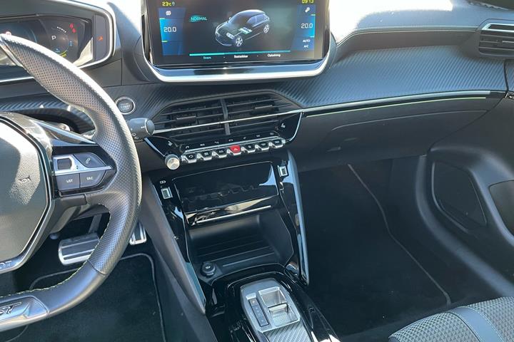Blå Peugeot e-208 fra 2022