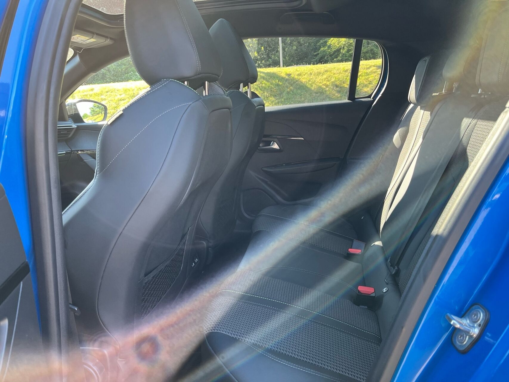 Blå Peugeot e-208 fra 2022