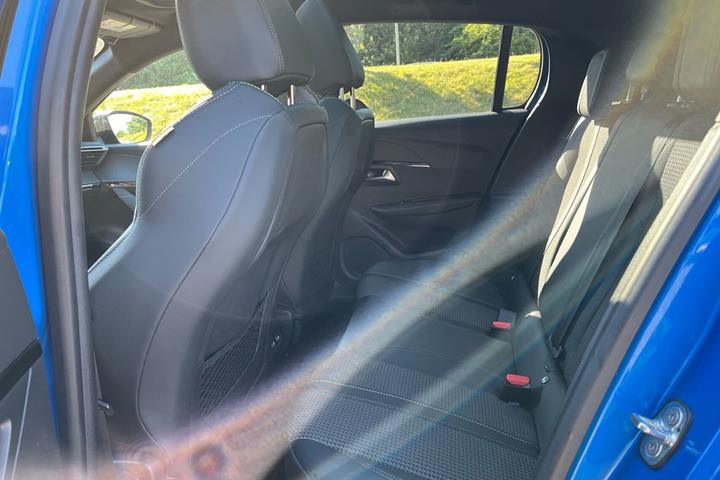 Blå Peugeot e-208 fra 2022