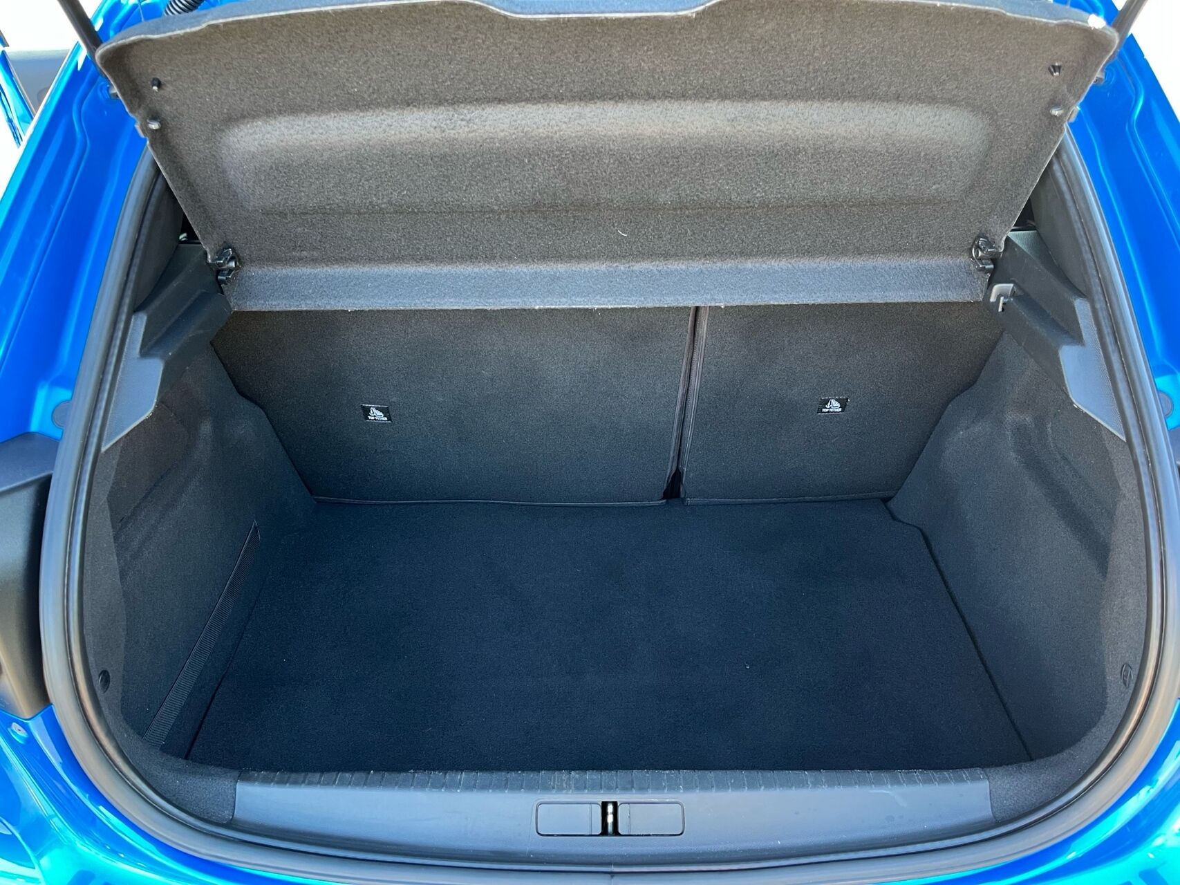 Blå Peugeot e-208 fra 2022