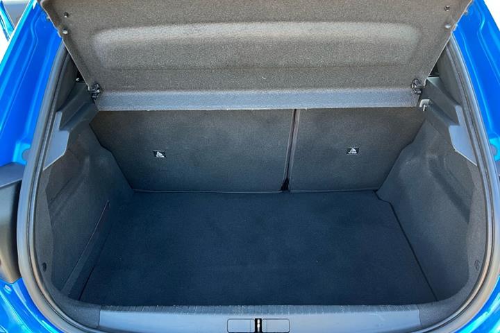 Blå Peugeot e-208 fra 2022