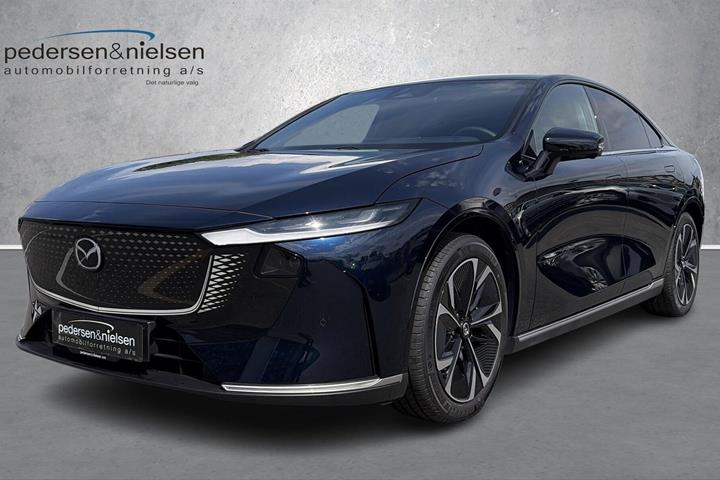 Blå Mazda 6e fra 2025 set udefra