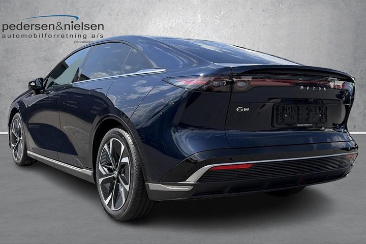 Blå Mazda 6e fra 2025