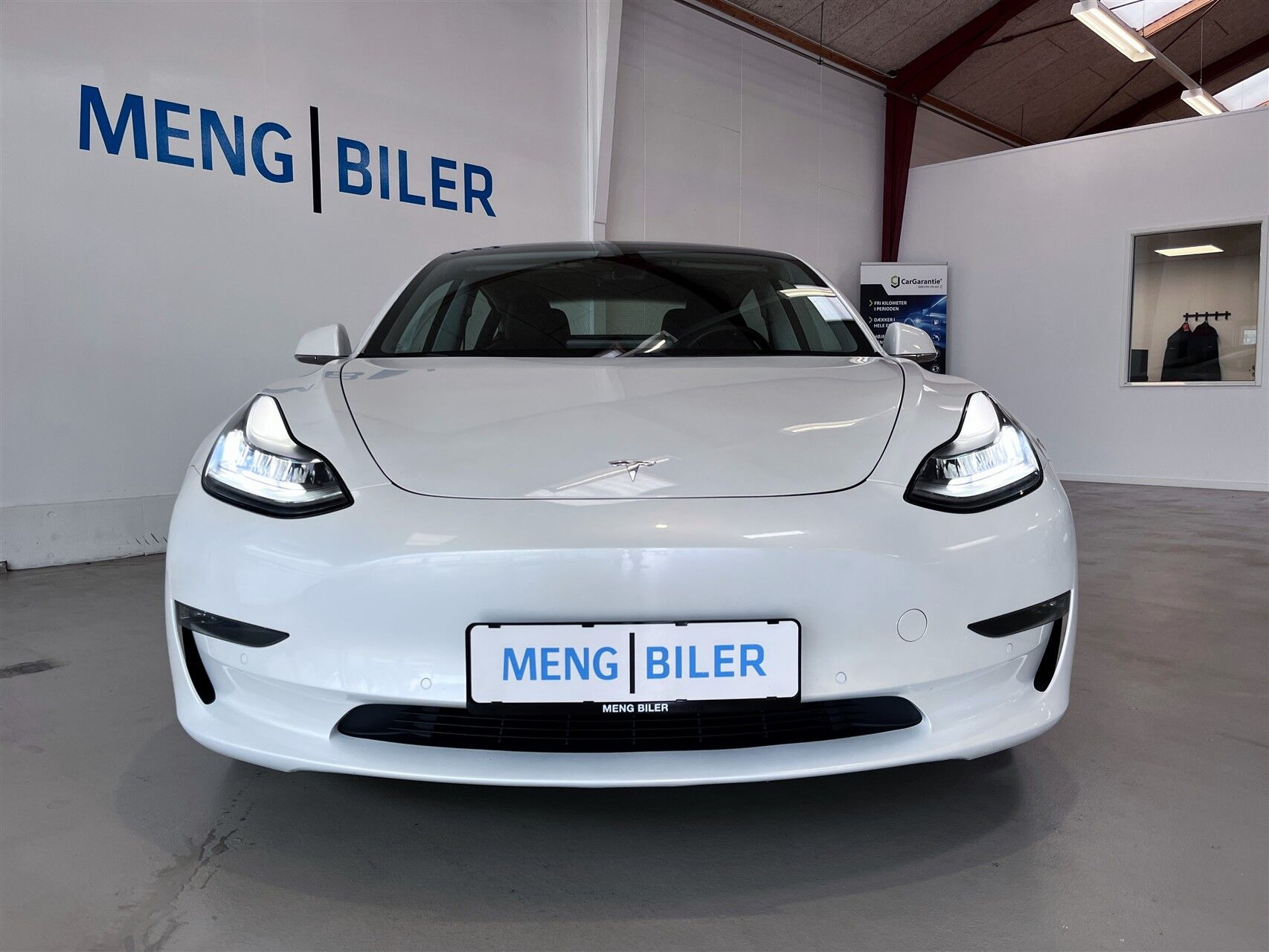 Hvid Tesla Model 3 fra 2020