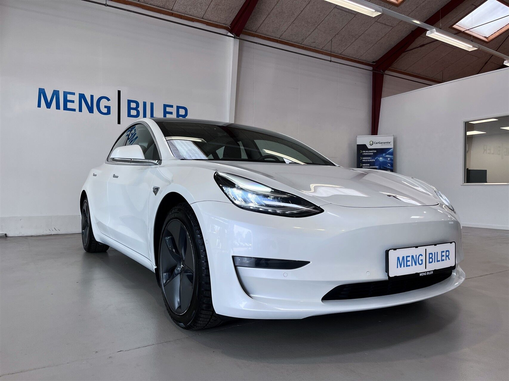 Hvid Tesla Model 3 fra 2020