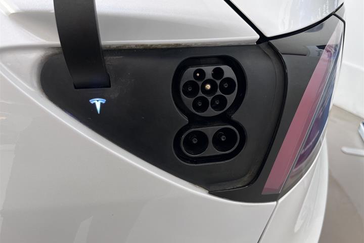 Hvid Tesla Model 3 fra 2020