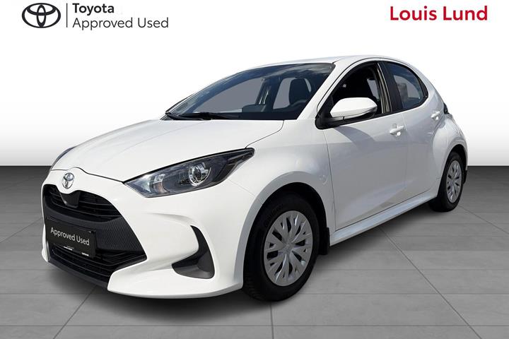 Hvid Toyota Yaris fra 2023 set udefra