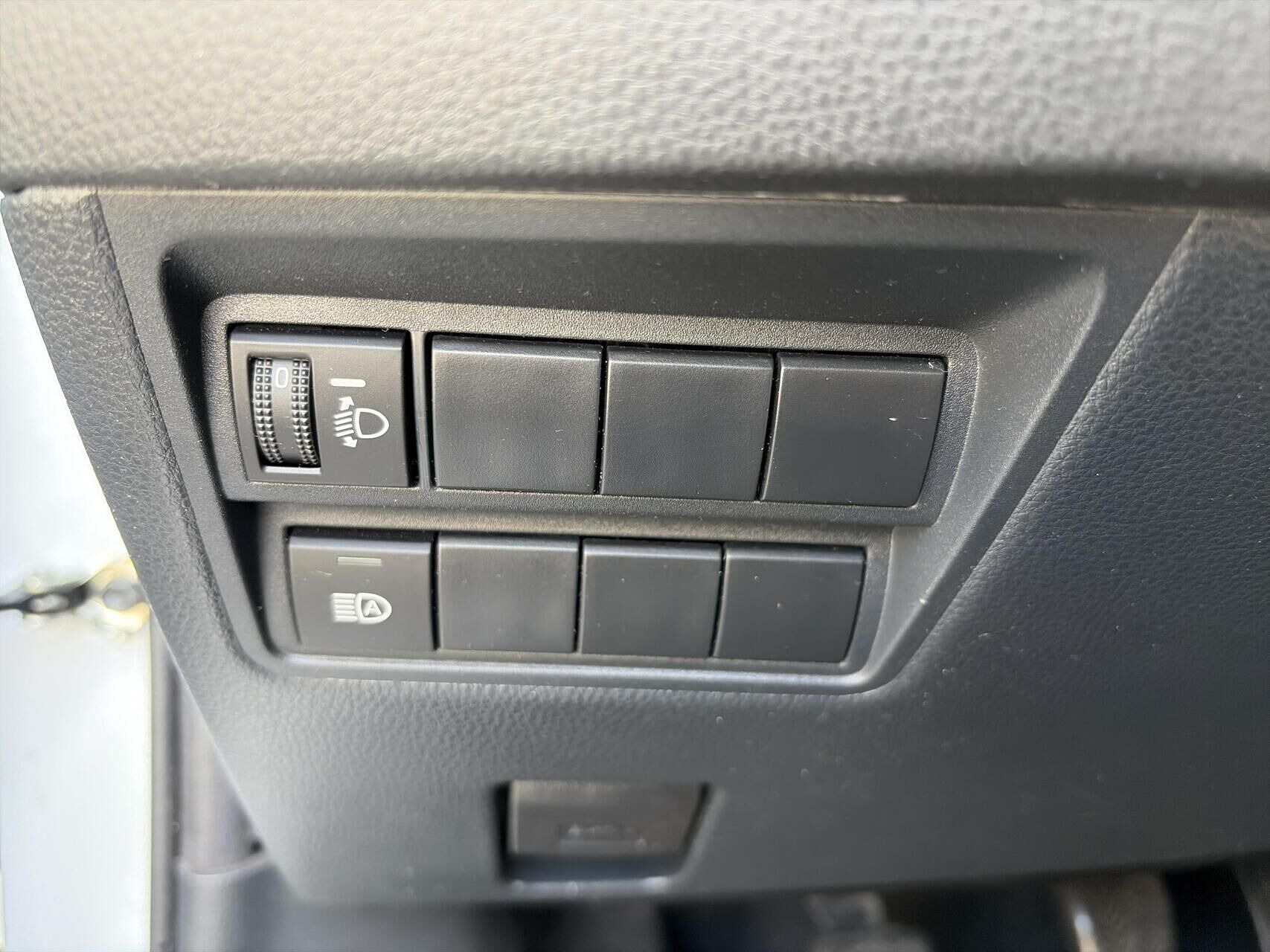 Hvid Toyota Yaris fra 2023