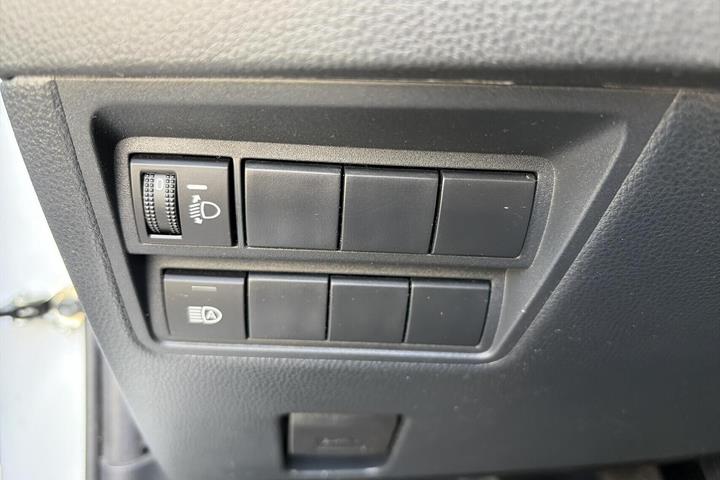 Hvid Toyota Yaris fra 2023