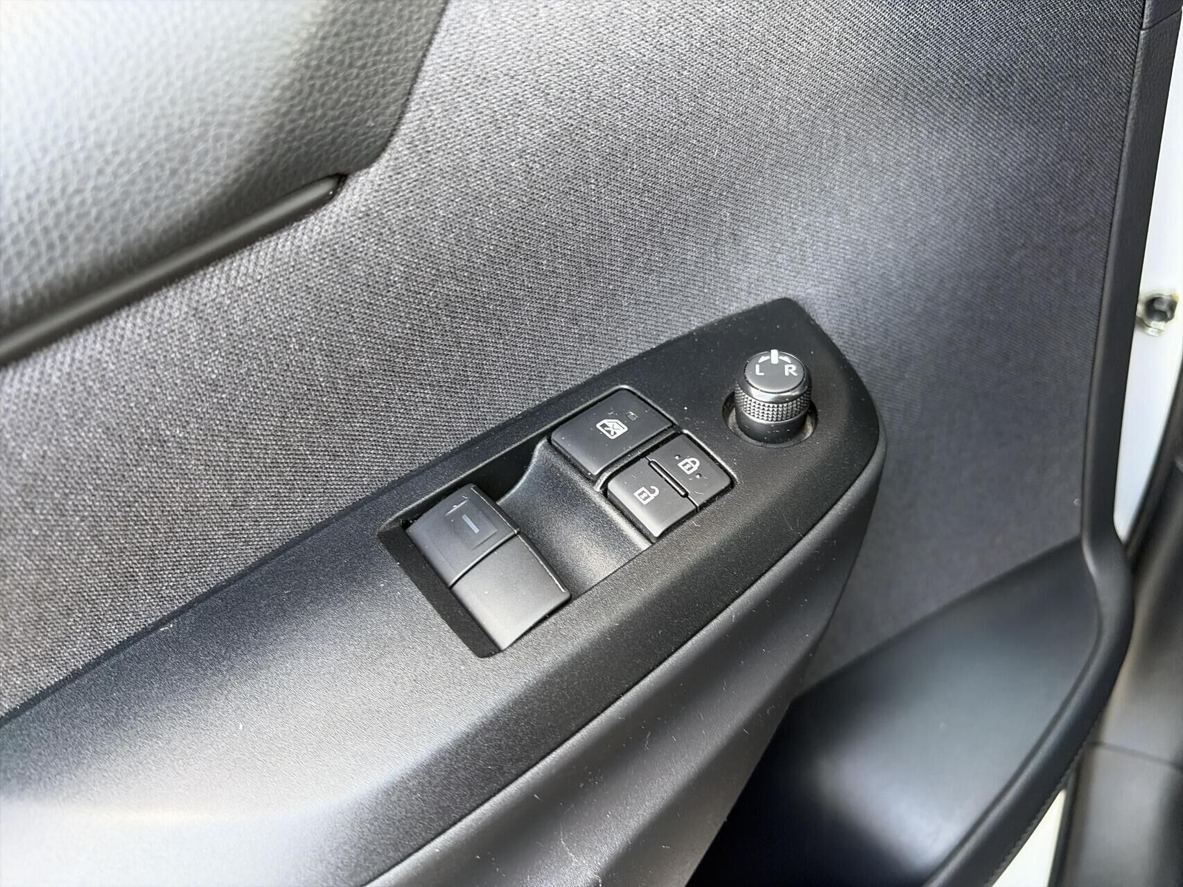 Hvid Toyota Yaris fra 2023
