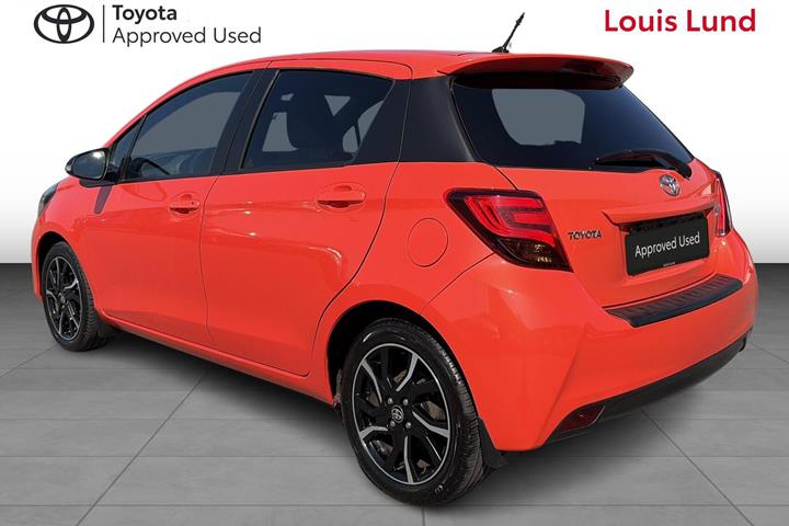 Orange Toyota Yaris fra 2017