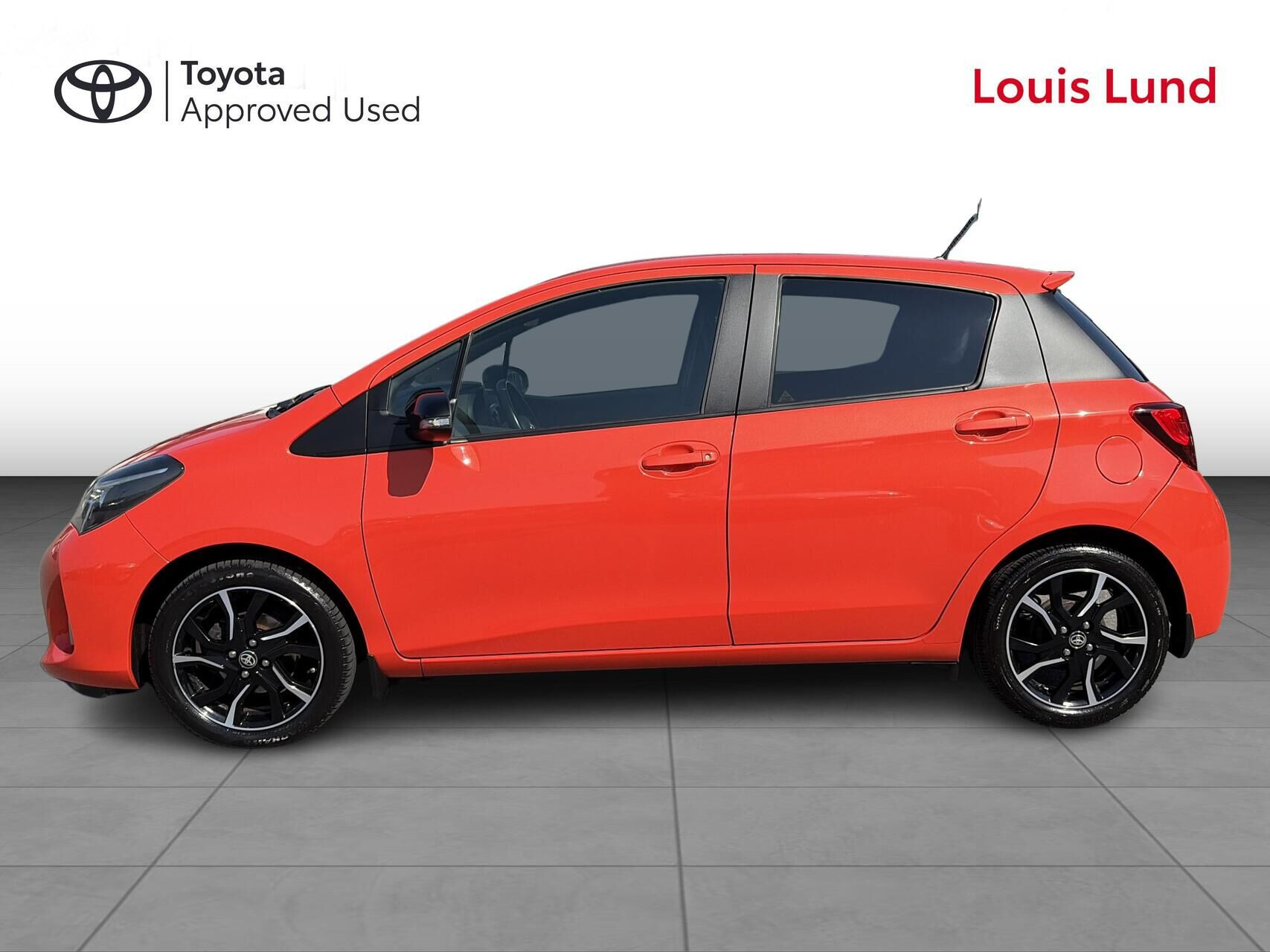 Orange Toyota Yaris fra 2017