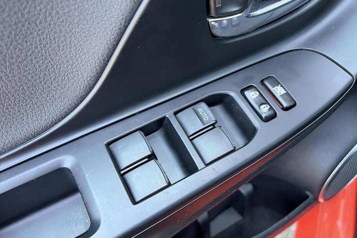 Orange Toyota Yaris fra 2017
