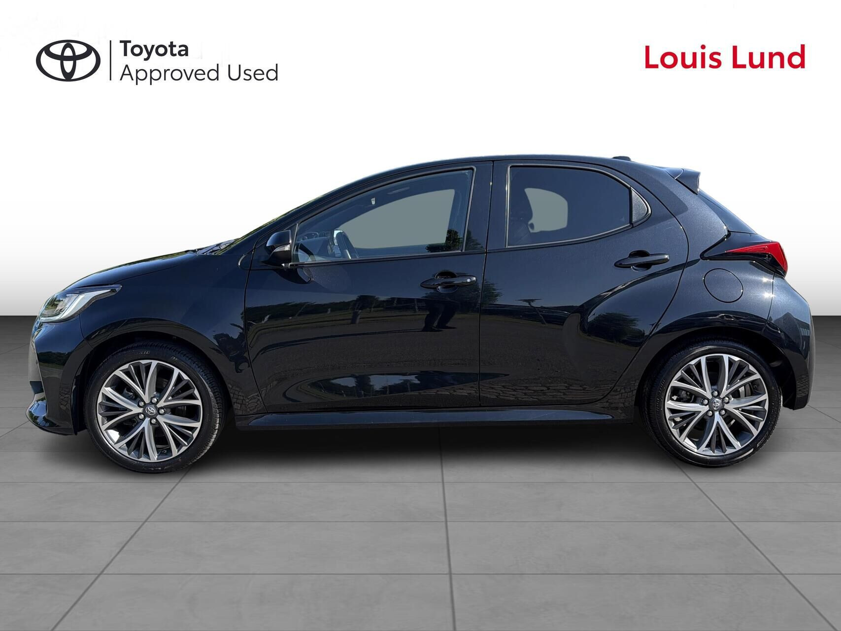 Sort Toyota Yaris fra 2024