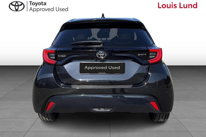 Sort Toyota Yaris fra 2024