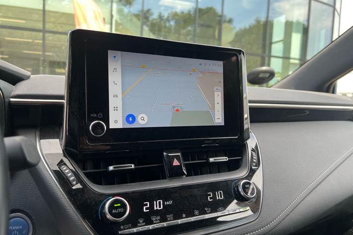 Blå Toyota Corolla fra 2023