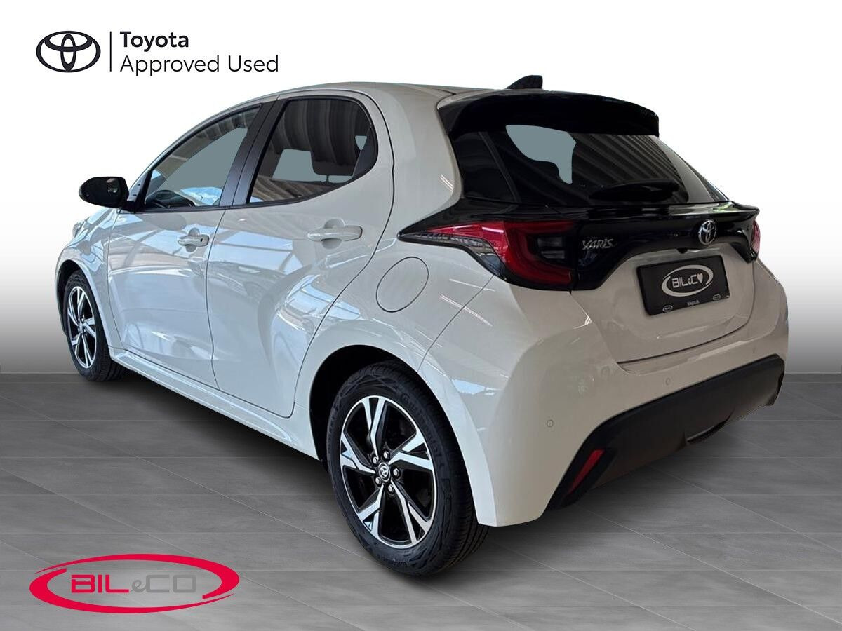 Hvid Toyota Yaris fra 2025