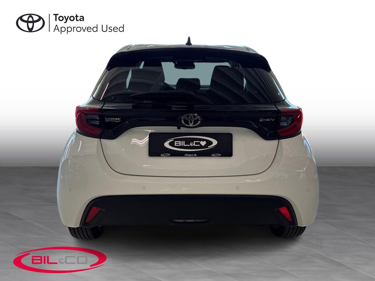 Hvid Toyota Yaris fra 2025