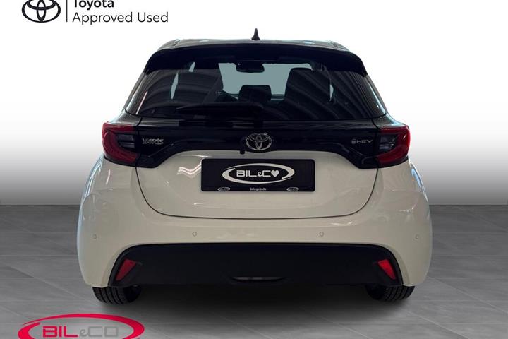 Hvid Toyota Yaris fra 2025