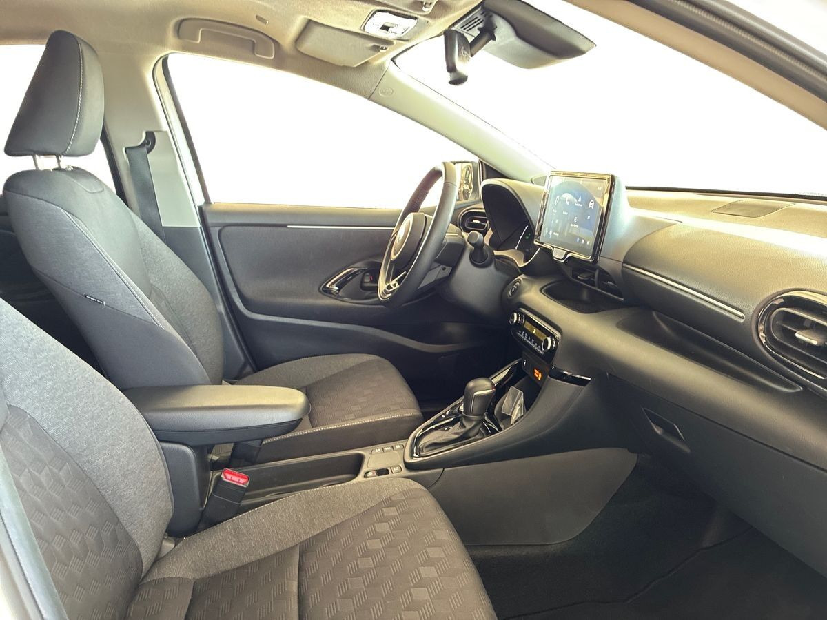 Hvid Toyota Yaris fra 2025