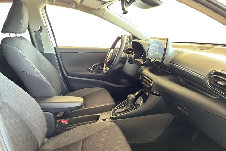 Hvid Toyota Yaris fra 2025