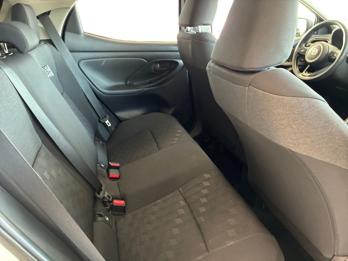 Hvid Toyota Yaris fra 2025
