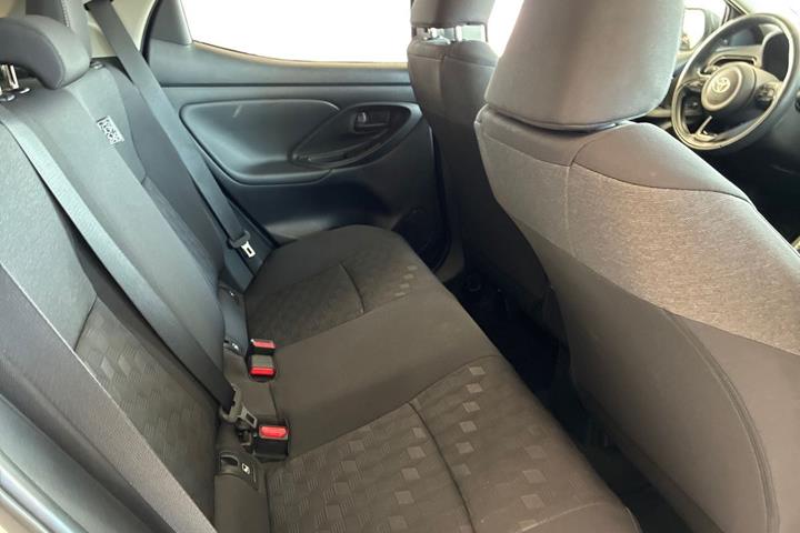 Hvid Toyota Yaris fra 2025