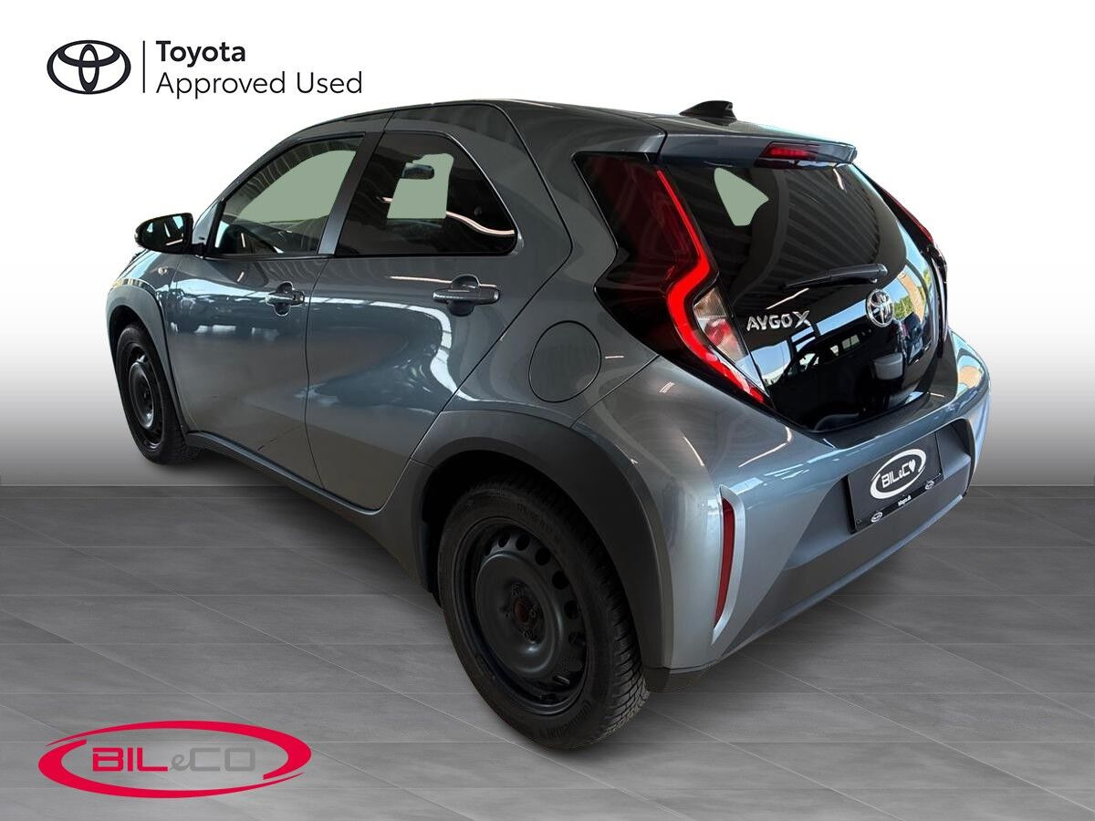 Grå Toyota Aygo X fra 2025