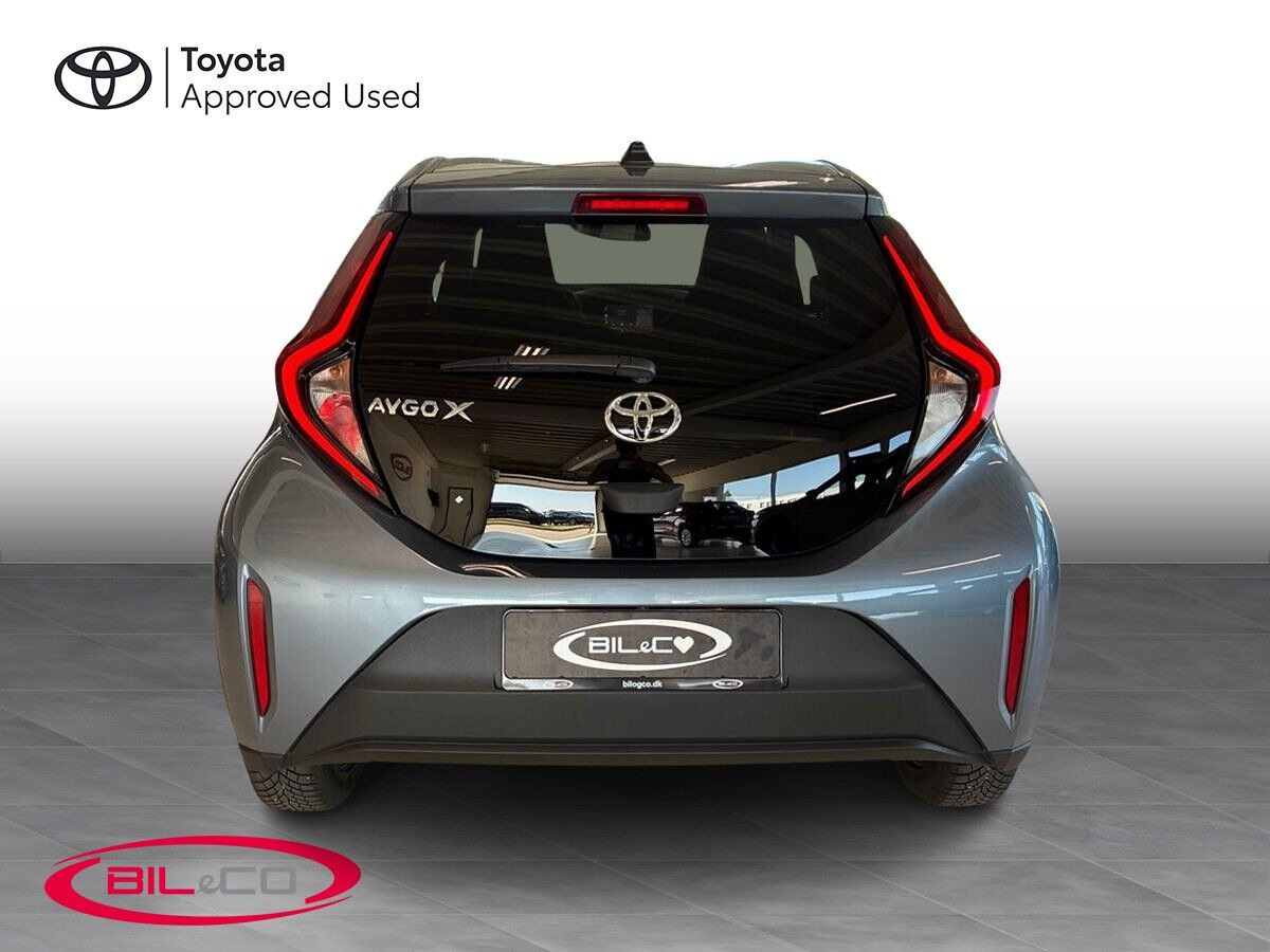 Grå Toyota Aygo X fra 2025