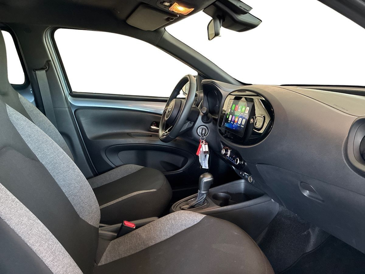 Grå Toyota Aygo X fra 2025