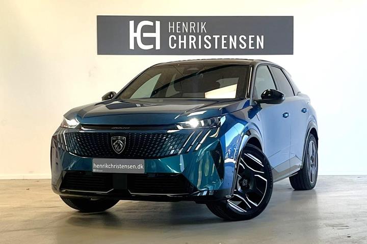 Blå Peugeot e-3008 fra 2024 set udefra