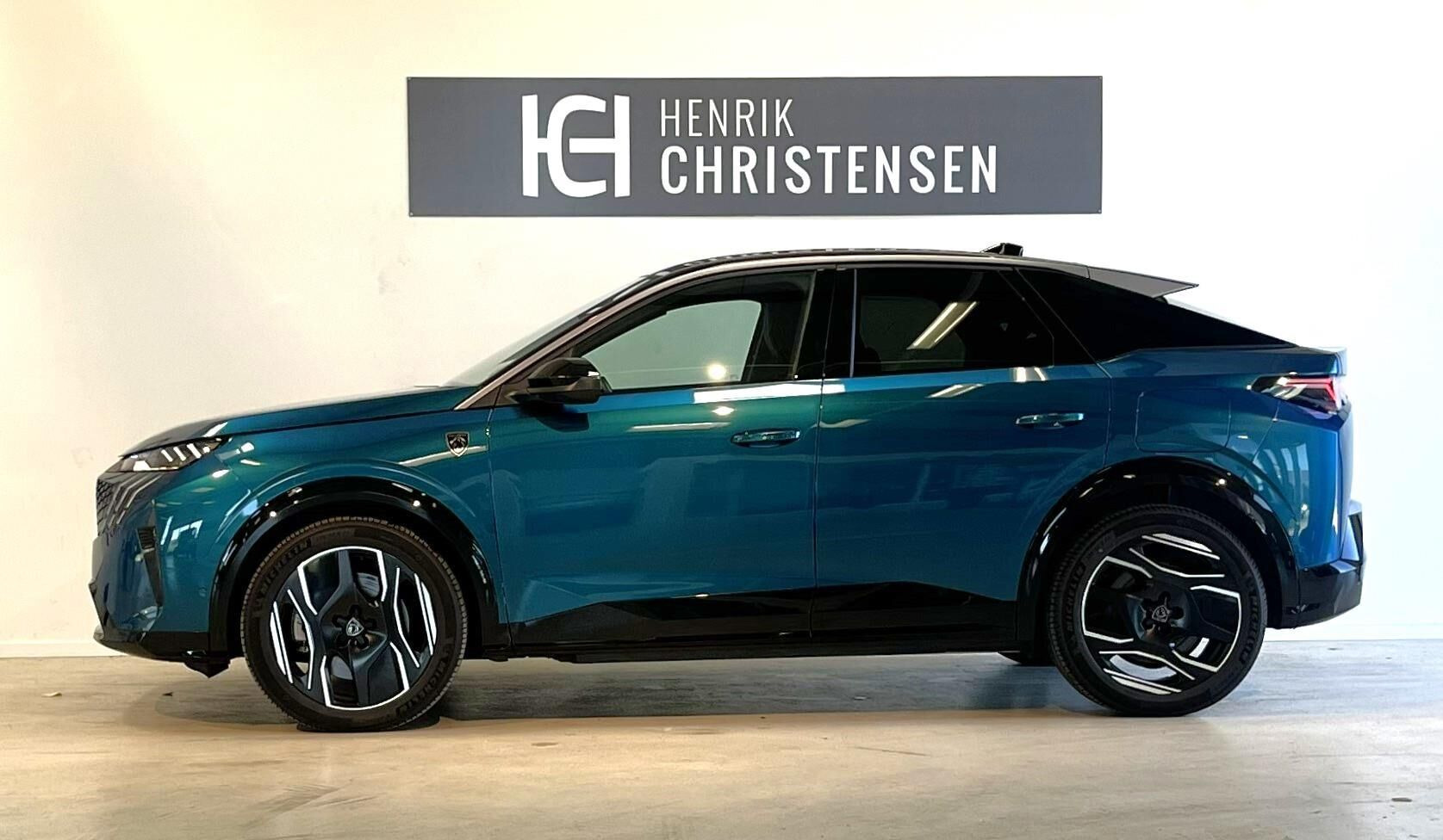 Blå Peugeot e-3008 fra 2024