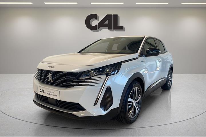 Hvid Peugeot 3008 fra 2021 set udefra