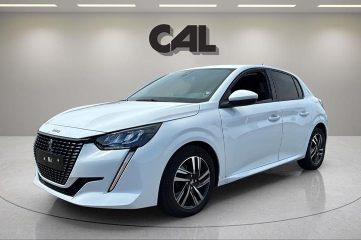 Hvid Peugeot 208 fra 2022 set udefra