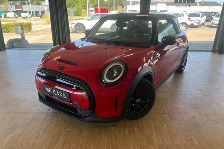 Grøn Mini Cooper SE fra 2023 set udefra