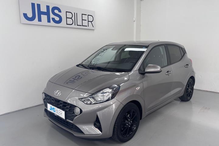 Orange Hyundai i10 fra 2022 set udefra