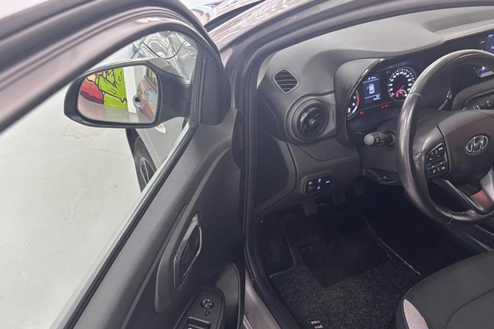 Orange Hyundai i10 fra 2022