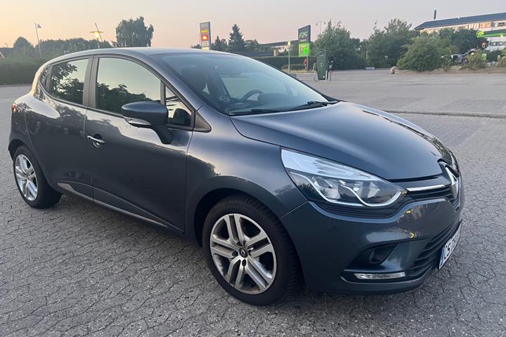 Grå Renault Clio IV fra 2018 set udefra